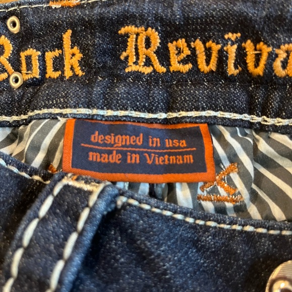 ROCK REVIVAL ROUX Crops, low rise, boot cut, gray sequined pockets. EUC. - Picture 10 of 11